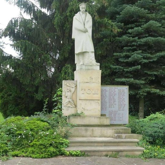 Pomník Masaryka a padlých ve světových válkách na břehu Javorky v Ostroměři
