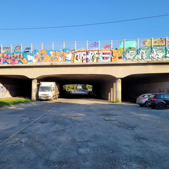 Železniční most přes ulici Markéty Kuncové