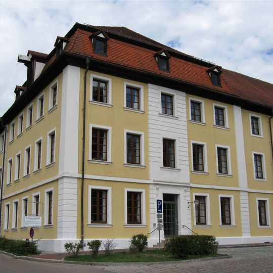 Ehemalige Kaserne, sogenannte Lassigny-Kaserne, mit Mannschafts- und Wirtschaftsgebäuden, 1886–1911, Hauptbauphase 1889/90. Sogenannte Alte Kaserne , jetzt Landratsamt