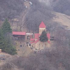 Გუმბათიანი ეკლესია, ეკლესია და სხვა ნაგებობანი