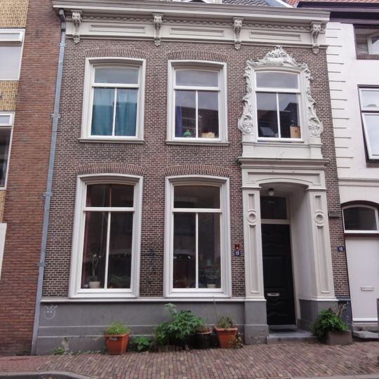 Pand, waarvan de lijstgevel een gebeeldhouwde Lodewijk XV-omlijsting van het venster boven de deur heeft