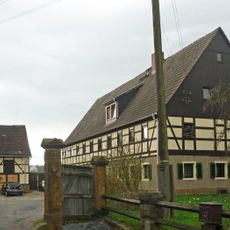 Wohnstallhaus und Toreinfahrt eines Bauernhofes Basteistraße 62
