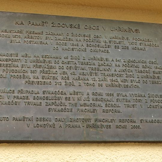 Pamětní deska židovské obce na bývalé synagoze v Uhříněvsi