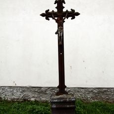 Kříž u zdi v zadním traktu kláštera v Milevsku