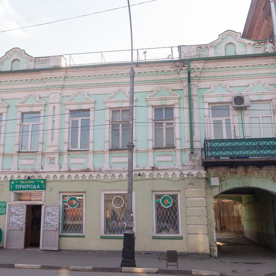 Жилой дом с магазином