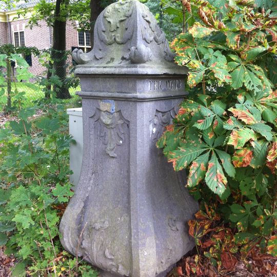 Vaasvormige toegangspijlers in Lodewijk XV stijl