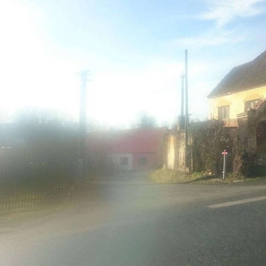 Kaplička v Zárybničné Lhotě u silnice