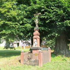 Kříž na návsi v Květnově