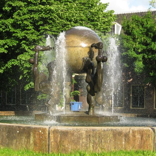 Fontein met boegbeelden