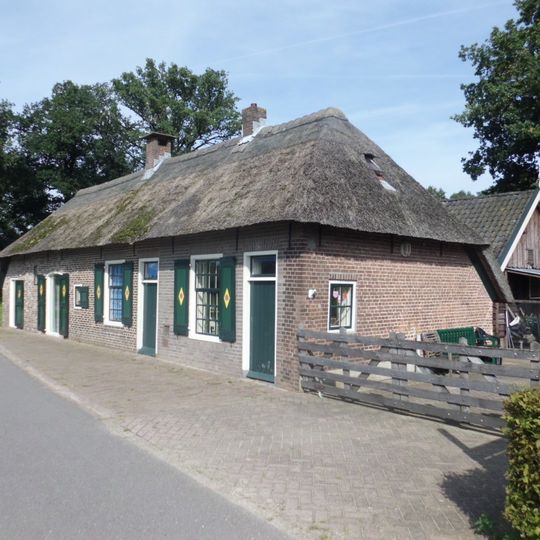 Kleine veluwse boerderij onder rieten wolfsdak, eerste helft 19e eeuw