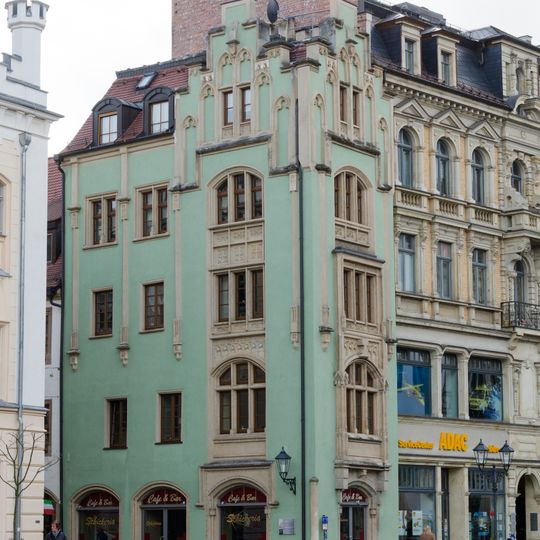 Wohn- und Geschäftshaus in Ecklage sowie Wohnhaus mit Seitenflügel in der Inneren Schneeberger Straße Hauptmarkt 2
