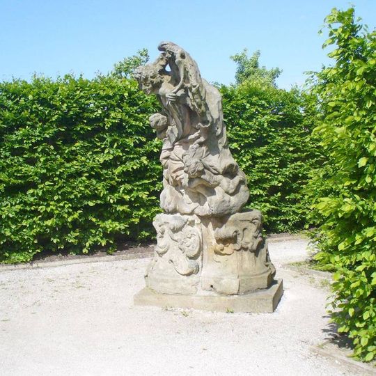 Socha Anděl Gloria v rohu zahrady špitálu v Kuksu