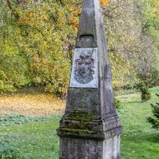 Sloup se znakem Colloredo-Mansfeld u myslivny Mochov