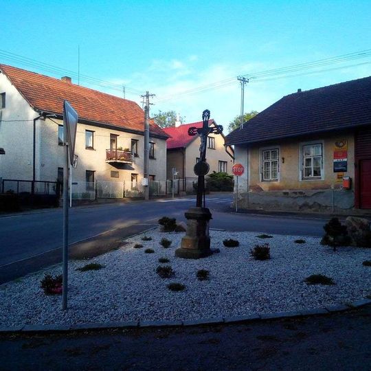 Kříž v Hluboši na křižovatce
