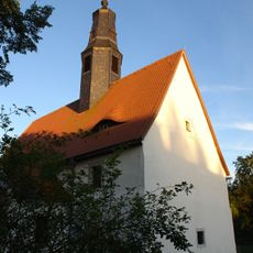Kirche mit Kirchhof und Einfriedungsmauer, Gedenktafel für Gefallene des Ersten Weltkrieges und Grufthaus sowie Baumreihe an der äußeren Kirchhofsmauer Wegefarther Straße -