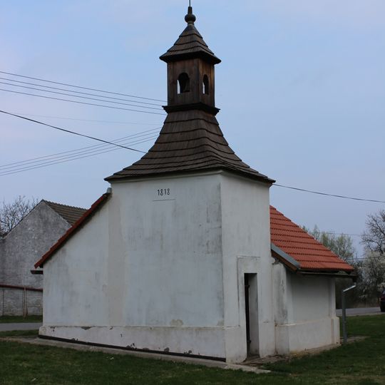 Kaplička se zvoničkou na návsi v Doubravicích