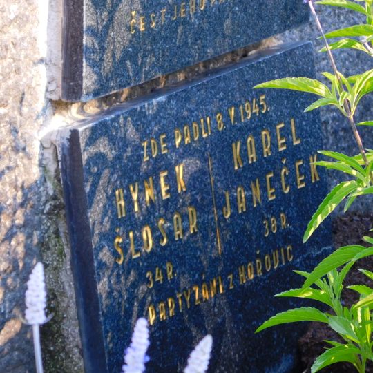 Pamětní desky obětem Pražského povstání na podstavci pomníku M. J. Husa na Staroměstském náměstí v Praze