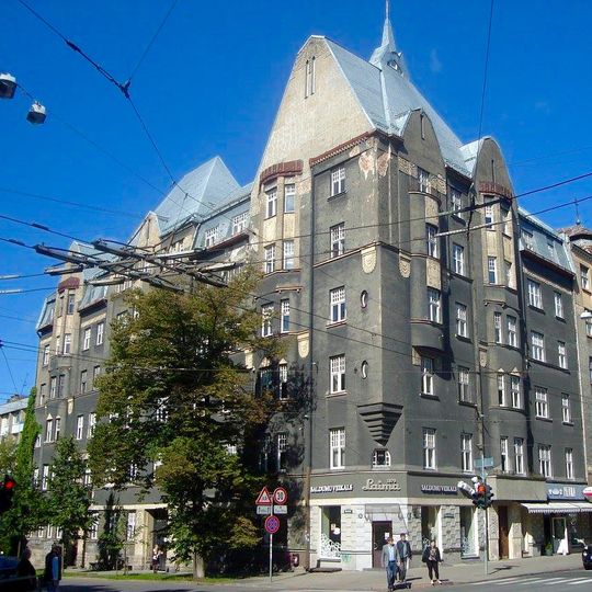 Īres nams ar veikaliem