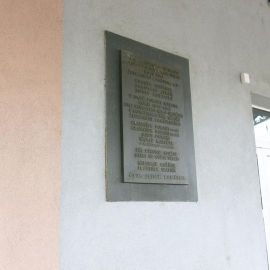 Pamětní deska obětem okupace 1939-45 na nádraží v Mělníku