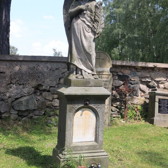 Socha na hřbitově ve Svatém Mikuláši