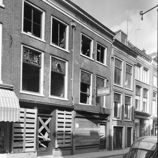 Pand met hoog schilddak en eenvoudige lijstgevel