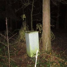 Kříž západně od Milavčí v lese