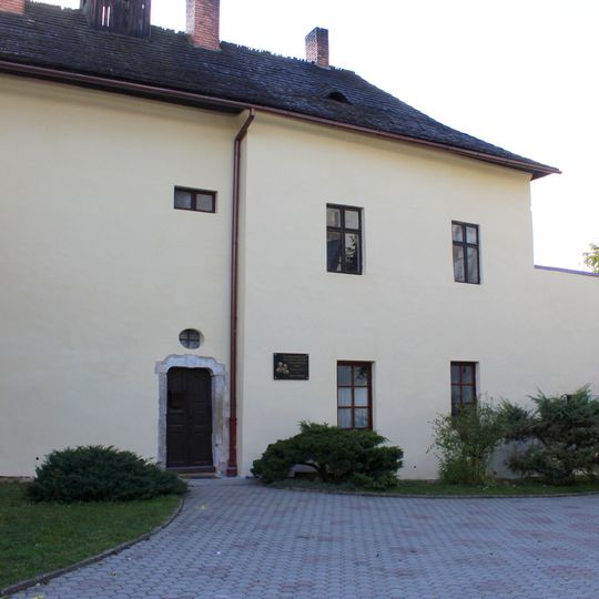 Kostol sv. Kríža s areálom, škola