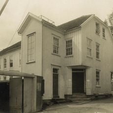 Lillesand Sparebank (tidl. kalt kommunelokalet)