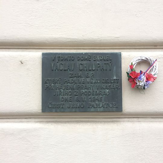 Pamětní deska Václava Chlupatého na domě Argentinská 702/1 v Holešovicích