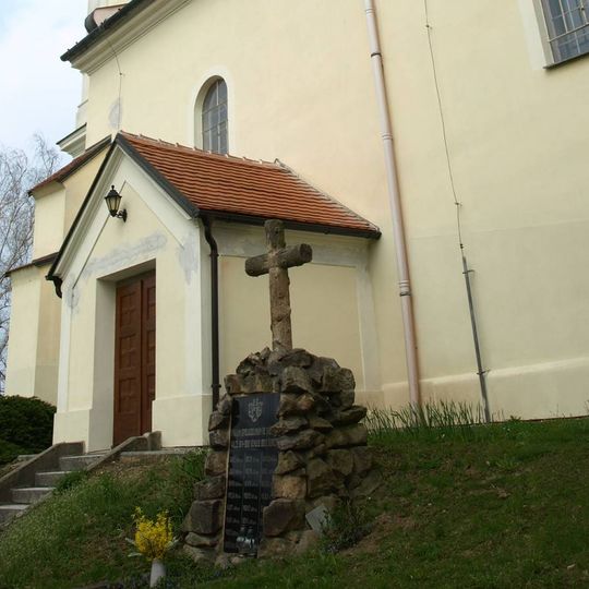 Pomník padlým v Sadech u kostela