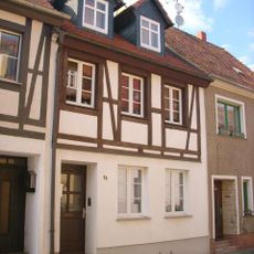 Wohnhaus in geschlossener Bebauung Geschwister-Scholl-Straße 11