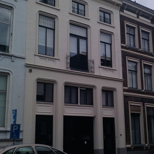 Pand met geverfde lijstgevel met erker op consoles