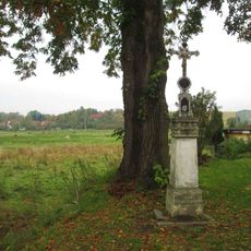 Kříž u kostela ve Lštění