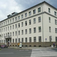 Bezirksgericht-Amtsgebäude samt Einfriedung