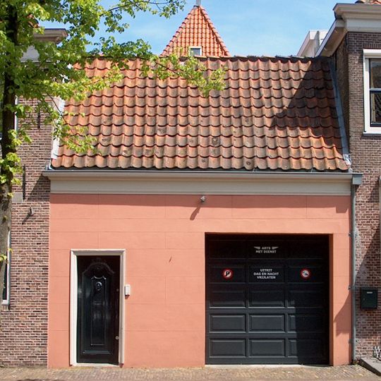 Tuinmuur, ingebouwd in laag verdiepingloos pakhuisje met Lod. XV-voordeur uit pand aan de Koepoortsweg