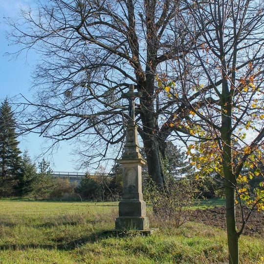 Kříž ve Studené Loučce nad gruntem