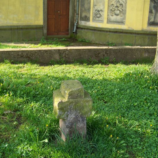 Smírčí kříže u kostela v Chlumci