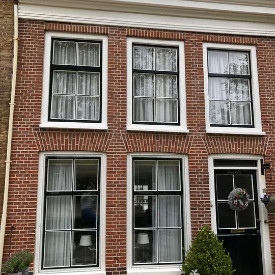 Pand met verdieping onder dwarsdak