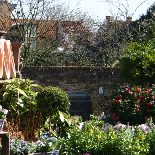 Baljuwhuis, westelijke tuinmuur