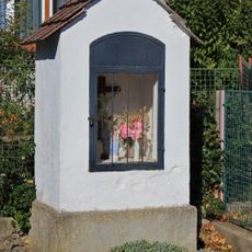 Kaplička ve Chválkově na návsi