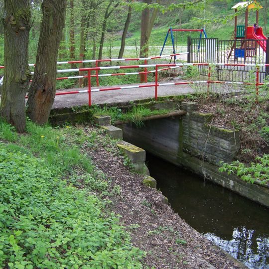 Most přes Rokytku k dětskému hřišti Hájová