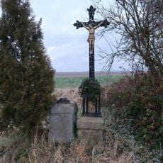 Kříž v Drozdově u silnice na Točník