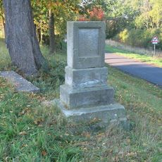 Podstavec kříže na rozcestí jižně od obce Horní Řepčice