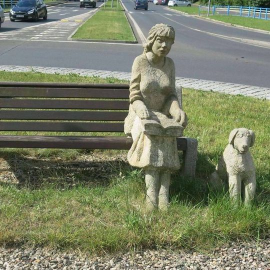 Socha dívky se psem na kruhovém objezdu v Žatecké ulici v Mostě