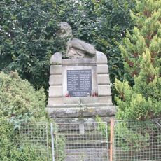 Pomník padlým v obou světových válkách na návsi ve Vršcích