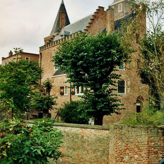 Slot Haamstede: ruïne en keermuur