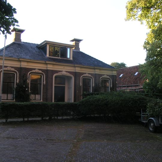 Herenhuis onder schilddak met omlijste ingang