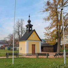 Kaple v Podolí u Bouzova vedle hřiště