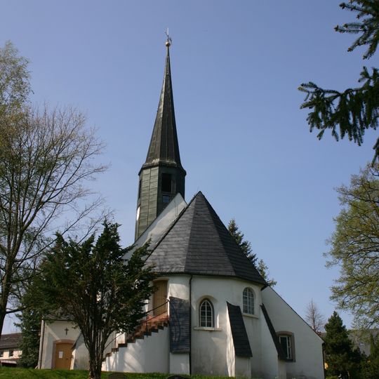 Kirche , Grabstein an der Kirche und Gedenktafel für die Gefallenen des 1. Weltkrieges Hauptstraße
