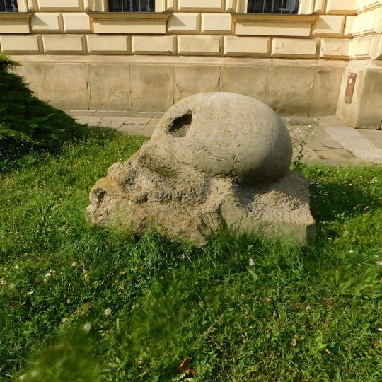 Plastiky před uměleckoprůmyslovou školou v Uherském Hradišti